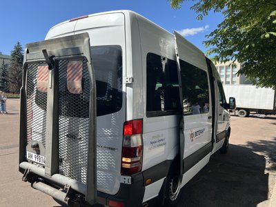 Автомобілі оснащені системами, які допомагають заїхати на кріслі колісному Автомобілі оснащені системами, які допомагають заїхати на кріслі колісному