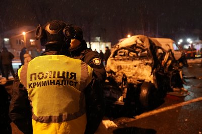 Наслідки авіаудару по дорозі в Харкові 26 грудня Наслідки авіаудару по дорозі в Харкові 26 грудня