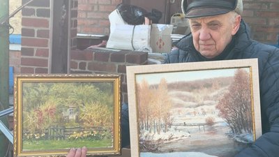 Валерій Романько краєзнавець тримає картини художника Олександра Ворони Слов’янськ Донецька область 4 лютого 2026 рік Валерій Романько краєзнавець тримає картини художника Олександра Ворони Слов’янськ Донецька область 4 лютого 2026 рік