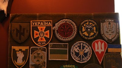 "Згадати і памʼятати": у Сумах сервірували столи на честь полеглих захисників "Згадати і памʼятати": у Сумах сервірували столи на честь полеглих захисників