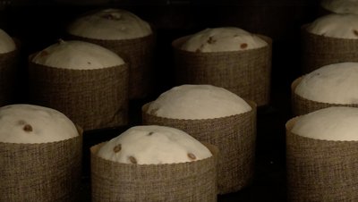 З цукатами, горіхами та вишнею: на черкаському хлібзаводі випікають паски до Великодня З цукатами, горіхами та вишнею: на черкаському хлібзаводі випікають паски до Великодня
