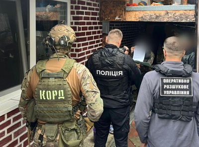 12 тисяч доларів за незаконне переправлення до Словаччини: на Закарпатті затримали підозрюваного 12 тисяч доларів за незаконне переправлення до Словаччини: на Закарпатті затримали підозрюваного