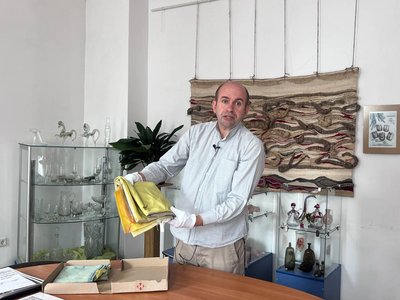 У музеї Стрия зберігають синьо-жовтий прапор, який у 1990 році підняли над будівлею міськради У музеї Стрия зберігають синьо-жовтий прапор, який у 1990 році підняли над будівлею міськради
