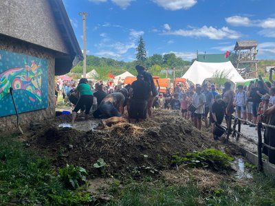 "Місили-мазали": у Холодному Яру на Черкащині триває фестиваль "Крутий заміс" "Місили-мазали": у Холодному Яру на Черкащині триває фестиваль "Крутий заміс"