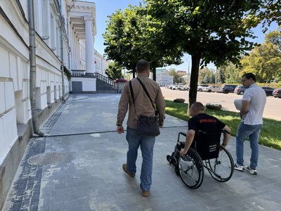 Які недоліки виявила перевірка на безбар’єрному маршрут в центрі Полтави Які недоліки виявила перевірка на безбар’єрному маршрут в центрі Полтави