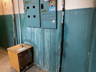 У Полтаві затоплює дощами багатоповерхівку через діру в дахові після влучання шахеда У Полтаві затоплює дощами багатоповерхівку через діру в дахові після влучання шахеда