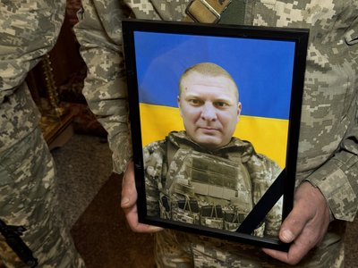 На Полтавщині попрощалися із двома військовими, які полягли на Донеччині На Полтавщині попрощалися із двома військовими, які полягли на Донеччині