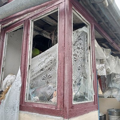 Через російську атаку, крім пошкодження житлового будинку, вибиті вікна і двері у літній кухні Через російську атаку, крім пошкодження житлового будинку, вибиті вікна і двері у літній кухні