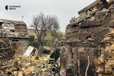 Вигорілі автівки та пошкоджені будинки: фото наслідків третьої поспіль російської атаки БпЛА по Одесі та передмістю
