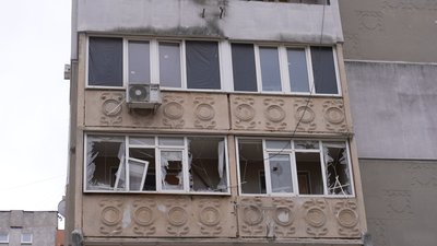У Миколаєві понад три роки не можуть демонтувати зруйнований під’їзд після обстрілу: коли почнуть роботи У Миколаєві понад три роки не можуть демонтувати зруйнований під’їзд після обстрілу: коли почнуть роботи