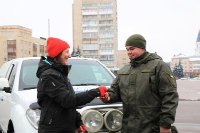 У День ЗСУ військовим для потреб фронту житомирські волонтери передали два авто У День ЗСУ військовим для потреб фронту житомирські волонтери передали два авто