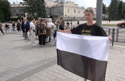 У Луцьку рідні полонених і зниклих безвісти підняли "Прапор надії"