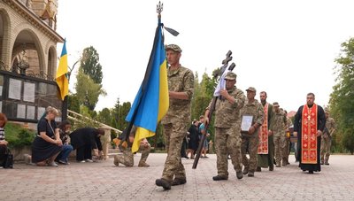 "Він дуже мало прожив": у Черкасах попрощалися із загиблим захисником Олегом Богославцем