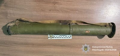 Продавали гранатомет, автомат і бойові гранати: на Закарпатті затримали трьох підозрюваних Продавали гранатомет, автомат і бойові гранати: на Закарпатті затримали трьох підозрюваних