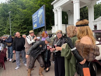 Львів'янки і львів'яни в костюмах в стилі ретро Львів'янки і львів'яни в костюмах в стилі ретро