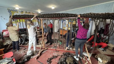 Жінки зі Степівської громади понад два роки плетуть сітки для українських оборонців Жінки зі Степівської громади понад два роки плетуть сітки для українських оборонців