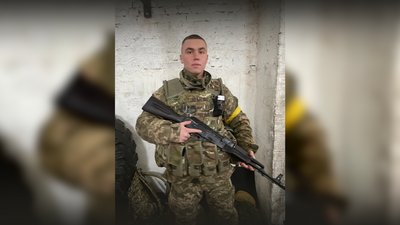 "Зупинись та вшануй пам’ять": у Чернігові містяни виходять на акцію та просять дотриматися хвилини мовчання "Зупинись та вшануй пам’ять": у Чернігові містяни виходять на акцію та просять дотриматися хвилини мовчання
