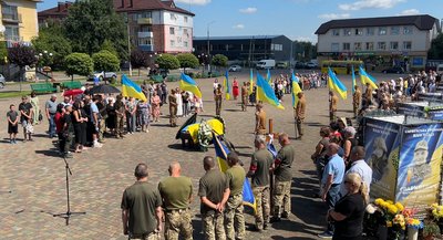 Понад рік вважали зниклим безвісти: на Рівненщині попрощалися із солдатом Віталієм Колодинським Понад рік вважали зниклим безвісти: на Рівненщині попрощалися із солдатом Віталієм Колодинським