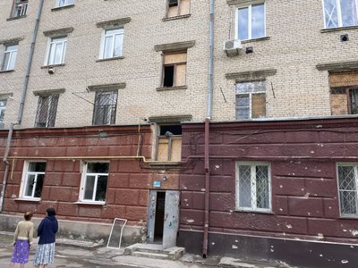 Пошкоджені квартири, газопровід, металеві двері пробиті наскрізь: що відомо про наслідки російських обстрілів Херсона Пошкоджені квартири, газопровід, металеві двері пробиті наскрізь: що відомо про наслідки російських обстрілів Херсона