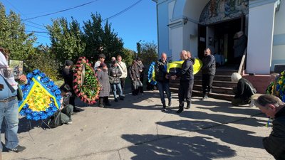 Загинув на Донеччині. У Херсоні провели в останню путь солдата Юрія Чепіногу Загинув на Донеччині. У Херсоні провели в останню путь солдата Юрія Чепіногу