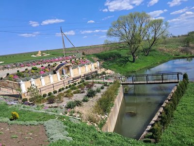 джерело, каплиця, квіти джерело, каплиця, квіти