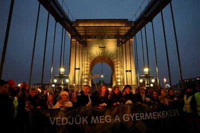 В Угорщині відбулася багатотисячна акція протесту через скандал щодо насильства у центрі для неповнолітніх В Угорщині відбулася багатотисячна акція протесту через скандал щодо насильства у центрі для неповнолітніх