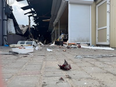 Загиблі та поранені через удар по ринку у Нікополі: що відбувається на місці події Загиблі та поранені через удар по ринку у Нікополі: що відбувається на місці події