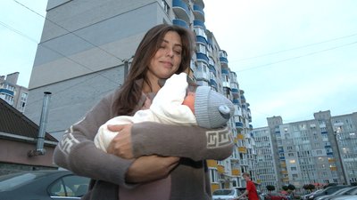 "Я сказала Юлі: «Лови!» – і ми зловили Сашка": як чернігівка біля під'їзду прийняла пологи у подруги "Я сказала Юлі: «Лови!» – і ми зловили Сашка": як чернігівка біля під'їзду прийняла пологи у подруги