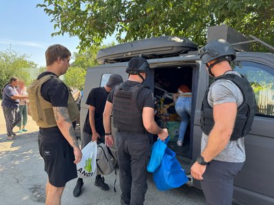 Бронемашина, бронежилети й дрони над головою: як на Херсонщині евакуюють дітей із «червоної зони» Бронемашина, бронежилети й дрони над головою: як на Херсонщині евакуюють дітей із «червоної зони»