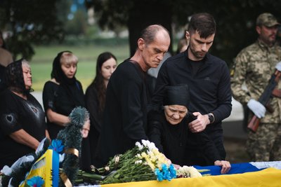 В Ужгороді попрощалися із полеглим захисником Едуардом Кострабою В Ужгороді попрощалися із полеглим захисником Едуардом Кострабою