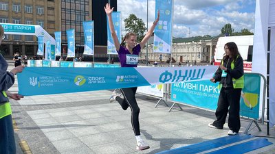Учасниця забігу добігає до фінішу Учасниця забігу добігає до фінішу