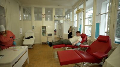 "За кожною донацією — три врятованих життя": у Чернігівському обласному центрі крові не вистачає запасів усіх груп "За кожною донацією — три врятованих життя": у Чернігівському обласному центрі крові не вистачає запасів усіх груп