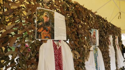 "Їх вдягали Герої": у Вінниці влаштували виставку вишиванок загиблих військових "Їх вдягали Герої": у Вінниці влаштували виставку вишиванок загиблих військових
