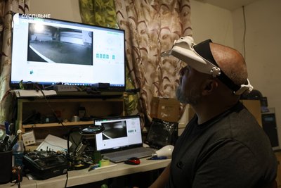Інженер БпЛА 505-го батальйону Іванович спостерігає за роботою 3D-принтера, на якому військові виготовляють пластикові елементи для дронів. Херсонщина, травень 2025 року Інженер БпЛА 505-го батальйону Іванович спостерігає за роботою 3D-принтера, на якому військові виготовляють пластикові елементи для дронів. Херсонщина, травень 2025 року