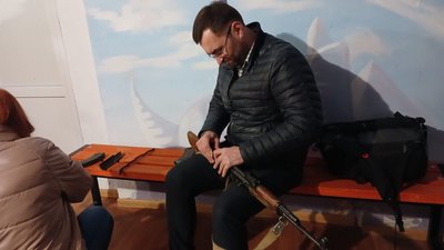 На Тернопільщині для цивільних провели заняття з володіння зброєю На Тернопільщині для цивільних провели заняття з володіння зброєю