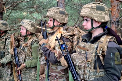 "Замість нігтиків — автомати": як подруги з Харкова разом пішли на війну "Замість нігтиків — автомати": як подруги з Харкова разом пішли на війну
