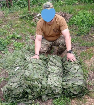 "Поки не закінчиться війна, я не покину волонтерство" — житомирянка плете маскувальні сітки для військових "Поки не закінчиться війна, я не покину волонтерство" — житомирянка плете маскувальні сітки для військових
