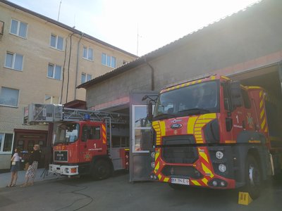 Службову техніку, квартири та відзнаки вручили рятувальникам Хмельниччини