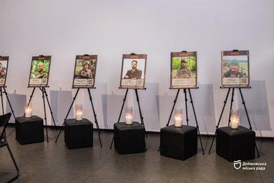 У Дніпрі посмертними нагородами «Захисник Вітчизни» відзначили 17 воїнів У Дніпрі посмертними нагородами «Захисник Вітчизни» відзначили 17 воїнів