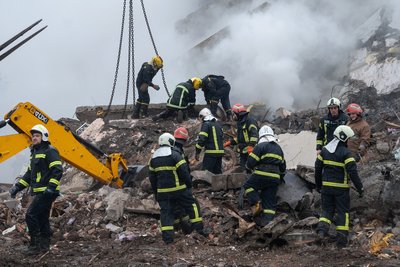 Рятувальники шукають загиблих і поранених жителів багатоповерхівки у Полтаві, в яку влучила російська ракета