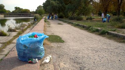 "Це серце нашого міста": на набережній у Кропивницькому влаштували акцію до дня прибирання "Це серце нашого міста": на набережній у Кропивницькому влаштували акцію до дня прибирання