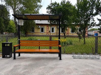 У Чорнухах встановили лавочки із сонячними панелями та USB-роз'ємами для телефонів У Чорнухах встановили лавочки із сонячними панелями та USB-роз'ємами для телефонів