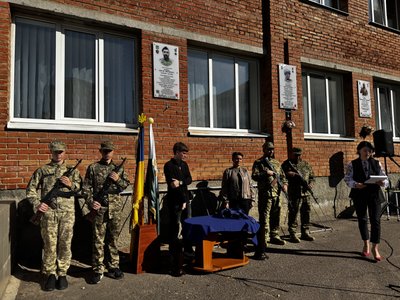 У Полтаві відкрили меморіальну дошку загиблому захиснику Сергію Грінці У Полтаві відкрили меморіальну дошку загиблому захиснику Сергію Грінці