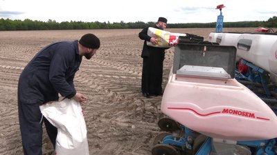 Ченці Свято-Воскресенського чоловічого монастиря ПЦУ займаються посівною Ченці Свято-Воскресенського чоловічого монастиря ПЦУ займаються посівною