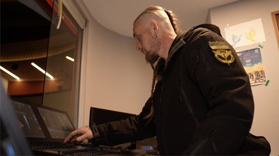 Світло сцени проти тіні війни: історія художника театру, який боронить Україну Світло сцени проти тіні війни: історія художника театру, який боронить Україну