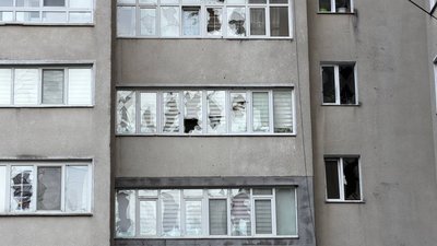 Вікна, які пошкодило внаслідок російської атаки на Хмельницький Вікна, які пошкодило внаслідок російської атаки на Хмельницький