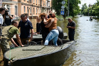 Рятувальна операція у Херсоні через прорив дамби Каховської ГЕС 9 червня 2023 року Рятувальна операція у Херсоні через прорив дамби Каховської ГЕС 9 червня 2023 року
