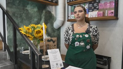 Вікторія Кіналь, бариста, тернопільська кав’ярня, стіл пам'яті Вікторія Кіналь, бариста, тернопільська кав’ярня, стіл пам'яті