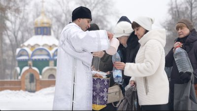 Освячували воду та пірнали в ополонку: як черкасці відзначили Водохреще Освячували воду та пірнали в ополонку: як черкасці відзначили Водохреще