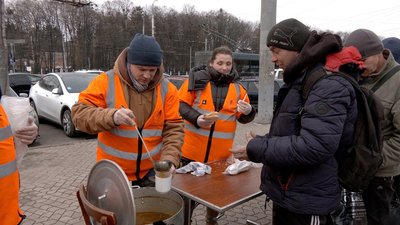 "Слава Богу, що є люди, які нам допомагають": у Вінниці роздають безплатні гарячі обіди "Слава Богу, що є люди, які нам допомагають": у Вінниці роздають безплатні гарячі обіди